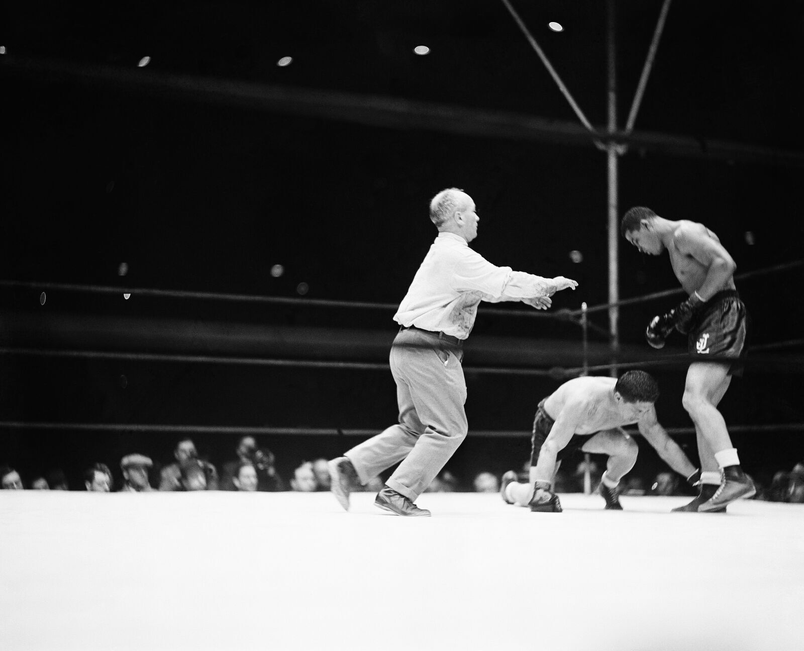 1940: Joe Louis stops Arturo Godoy to retain world heavyweight title.